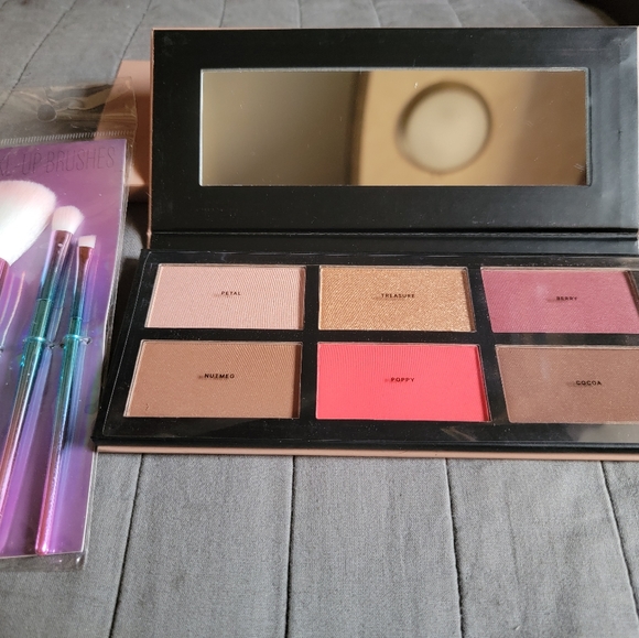 ๐ H & M Face Forward Palette with Brushes - Picture 3 of 11